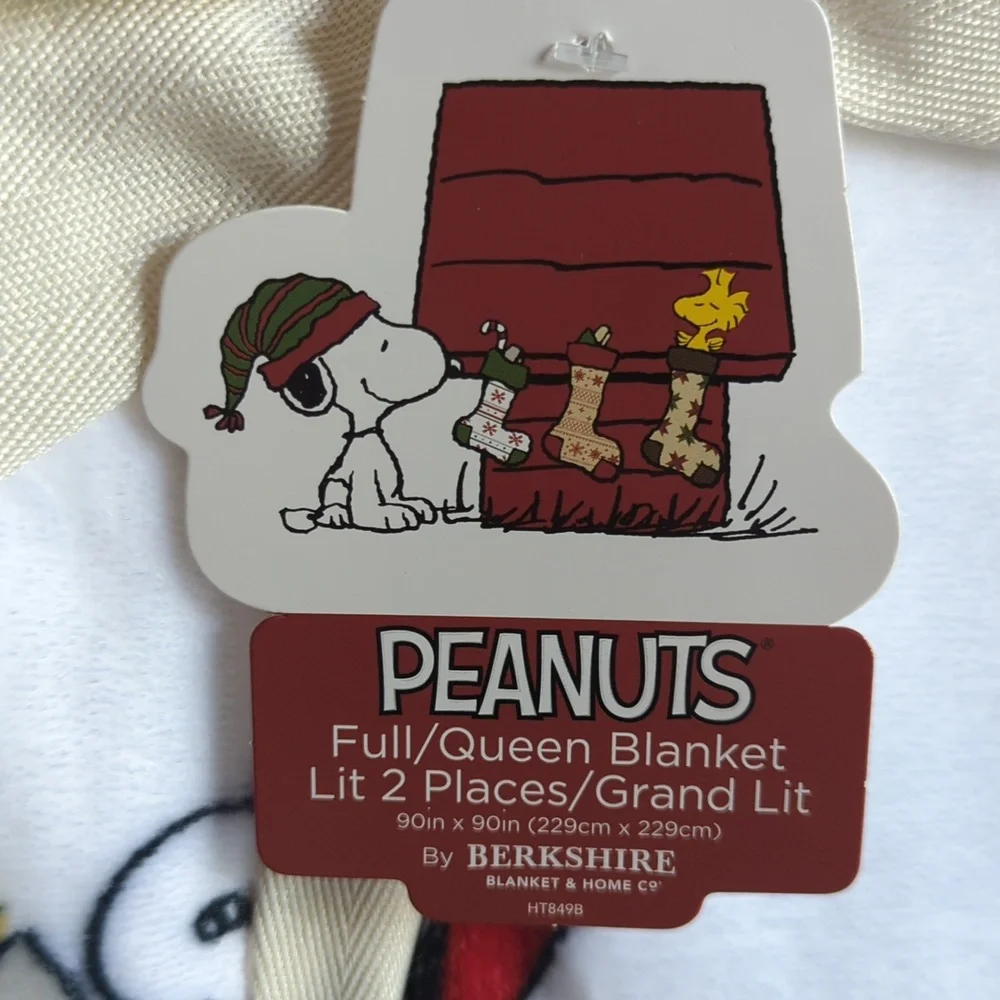 ❌SOLD❌Peanuts 🥜 Winter Snoopy Full / Queen Sized Plush Blanket - Picture 3 of 3